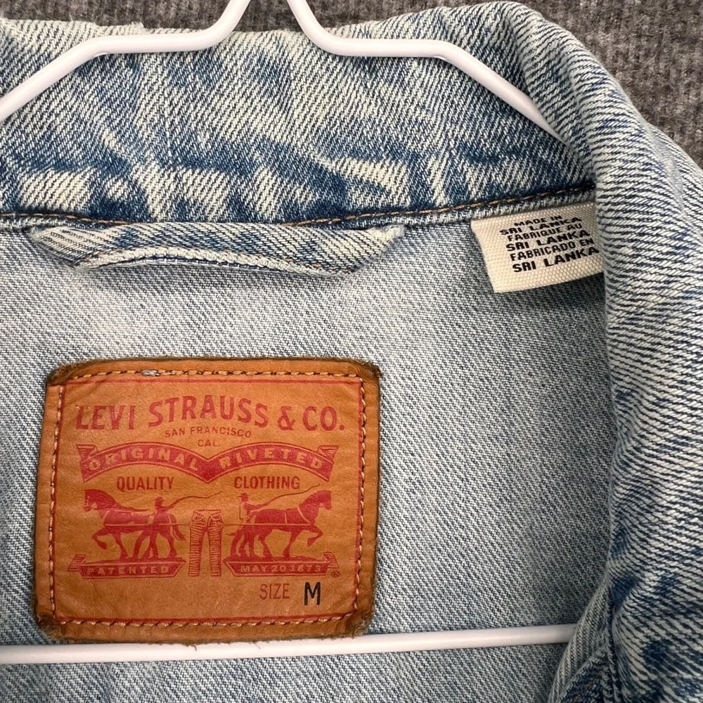 Levis Womens Light Wash Denim Trucker Jacket Size M Blue Distressed S40117